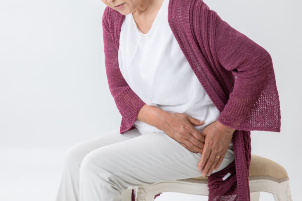 股関節が痛い高齢者の女性の写真