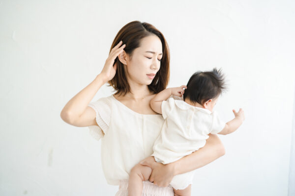 赤ちゃんを抱っこしている女性の写真